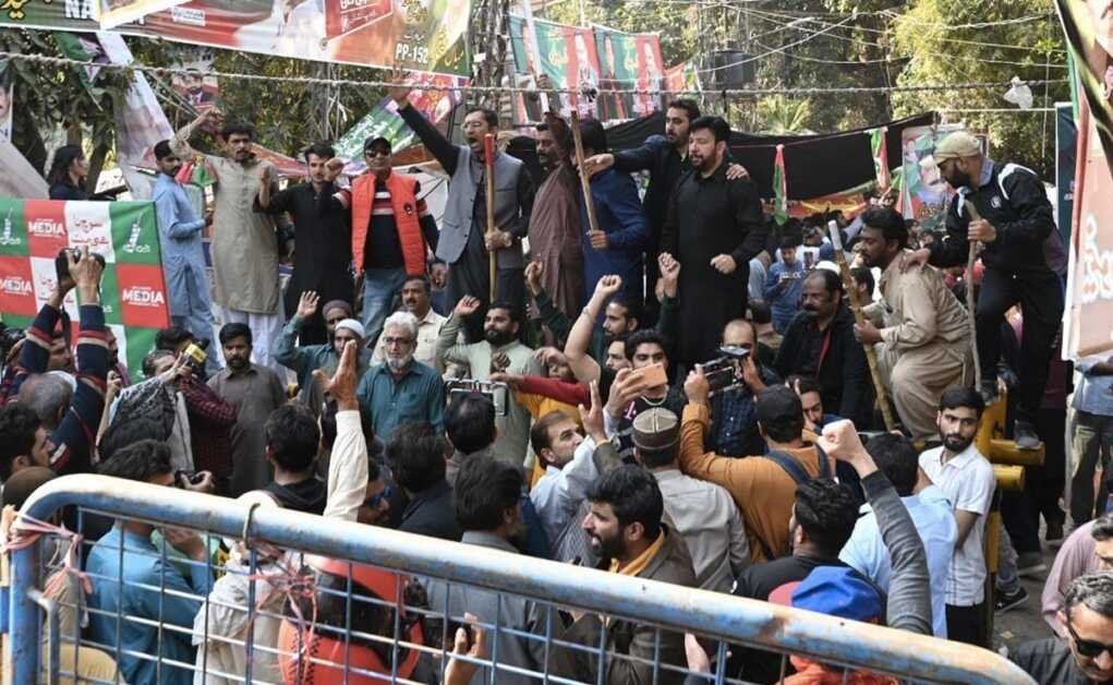 सड़क पर लड़ाई के रूप में पाक पुलिस इमरान खान को गिरफ्तार करने की कोशिश करती है, समर्थकों ने उन्हें रोक दिया
