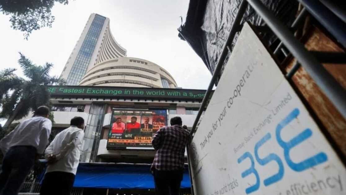 सेंसेक्स 360 अंकों की गिरावट के साथ 57,628 पर बंद हुआ, निफ्टी 16,988 पर बंद हुआ