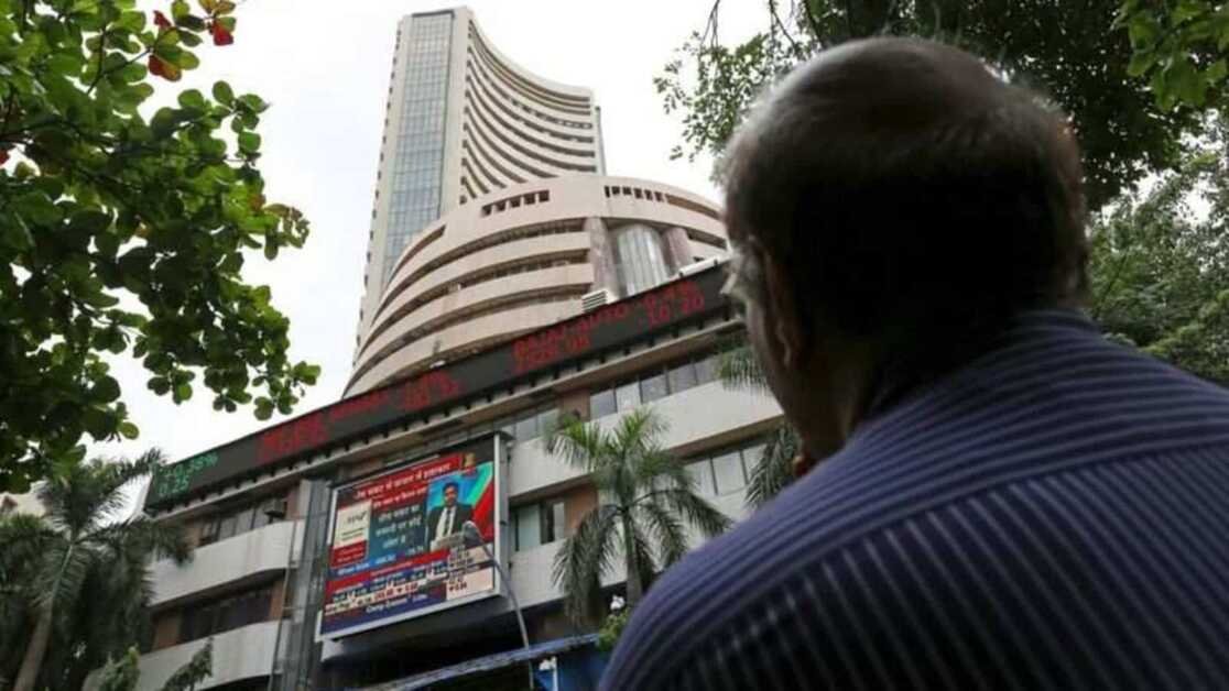 सेंसेक्स लगभग 900 अंक गिरकर 58,237 पर बंद हुआ;  निफ्टी 17,154 पर बंद हुआ