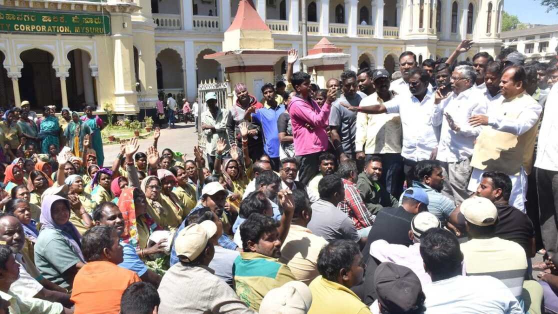 सेवा नियमित करने की मांग को लेकर पौरकार्मिकों ने मैसूर में विरोध प्रदर्शन किया