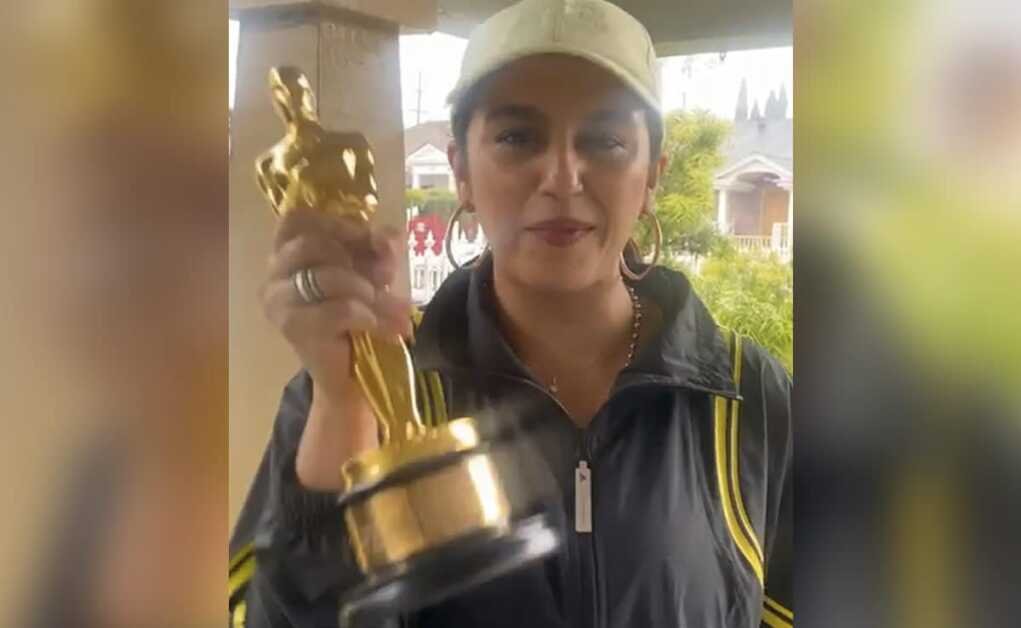 हुमा कुरैशी 'लगभग फ्लैटमेट' गुनीत मोंगा के ऑस्कर के साथ पोज़ देती हैं