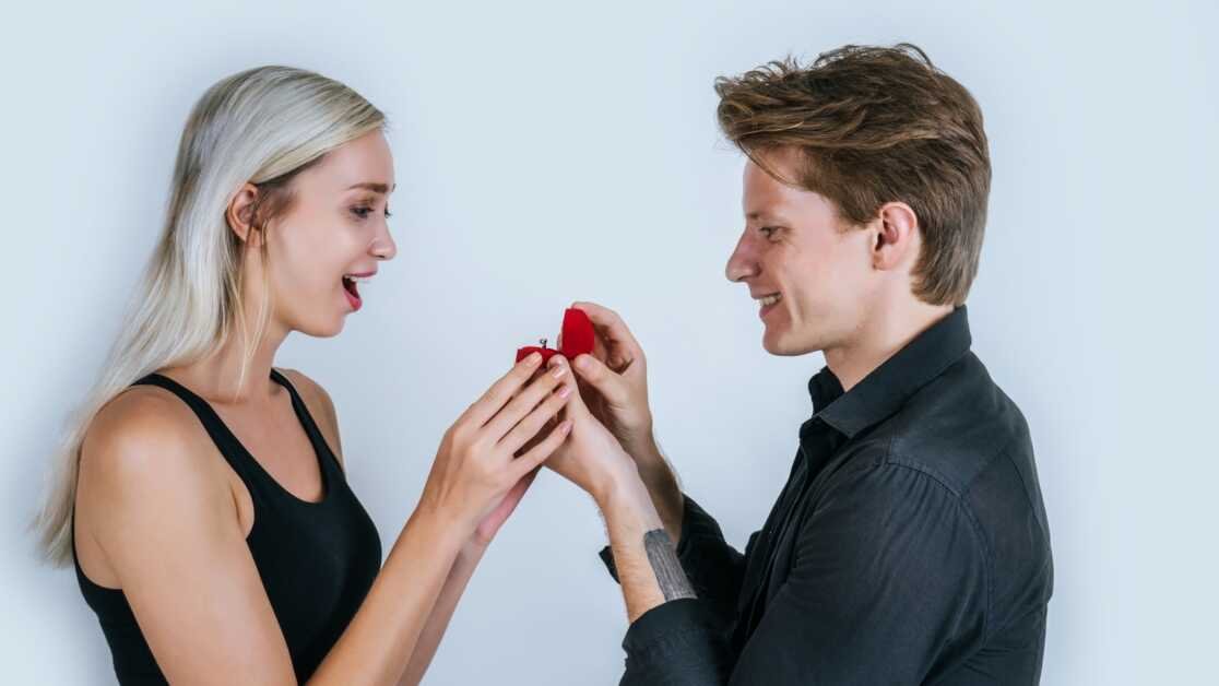 प्यार में सूर्य के संकेत: कुंभ राशि की महिलाएं प्रेमी के रूप में