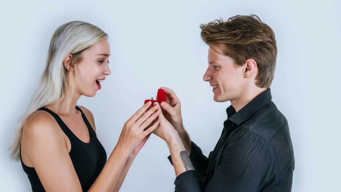 प्यार में सूर्य के संकेत: कुंभ राशि के पुरुष प्रेमी के रूप में