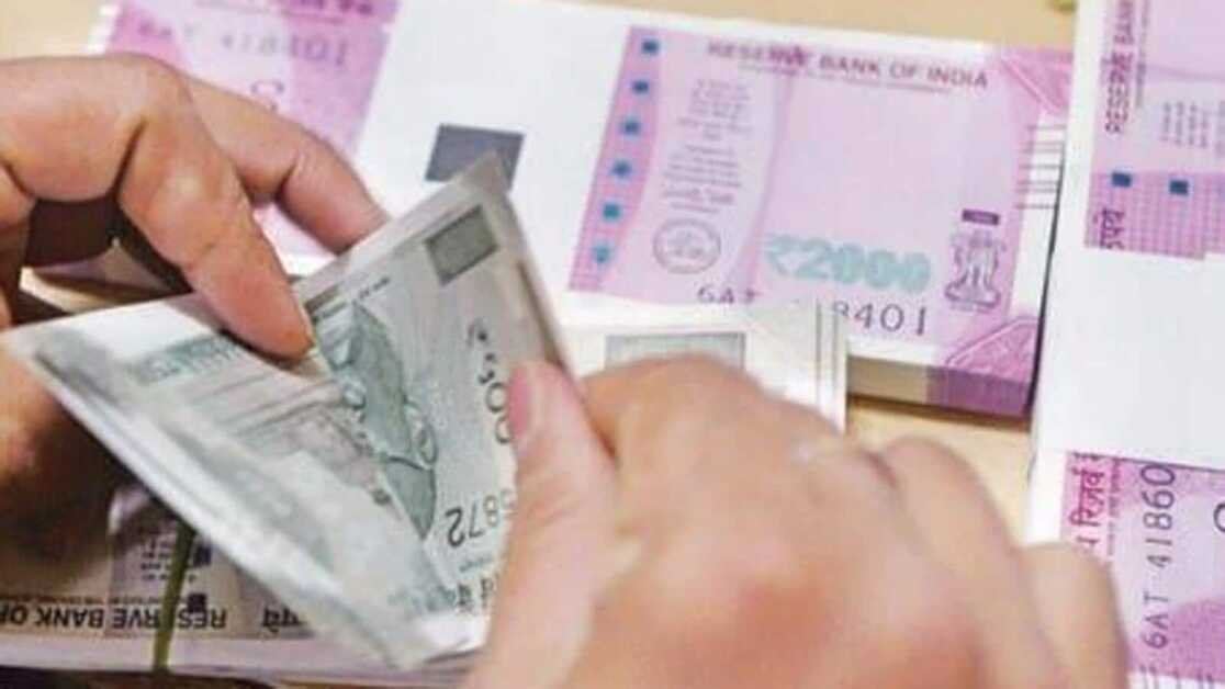 बिहार के जमुई में एसबीआई से दिनदहाड़े 16 लाख रुपये और 15 लाख रुपये का सोना लूट लिया गया