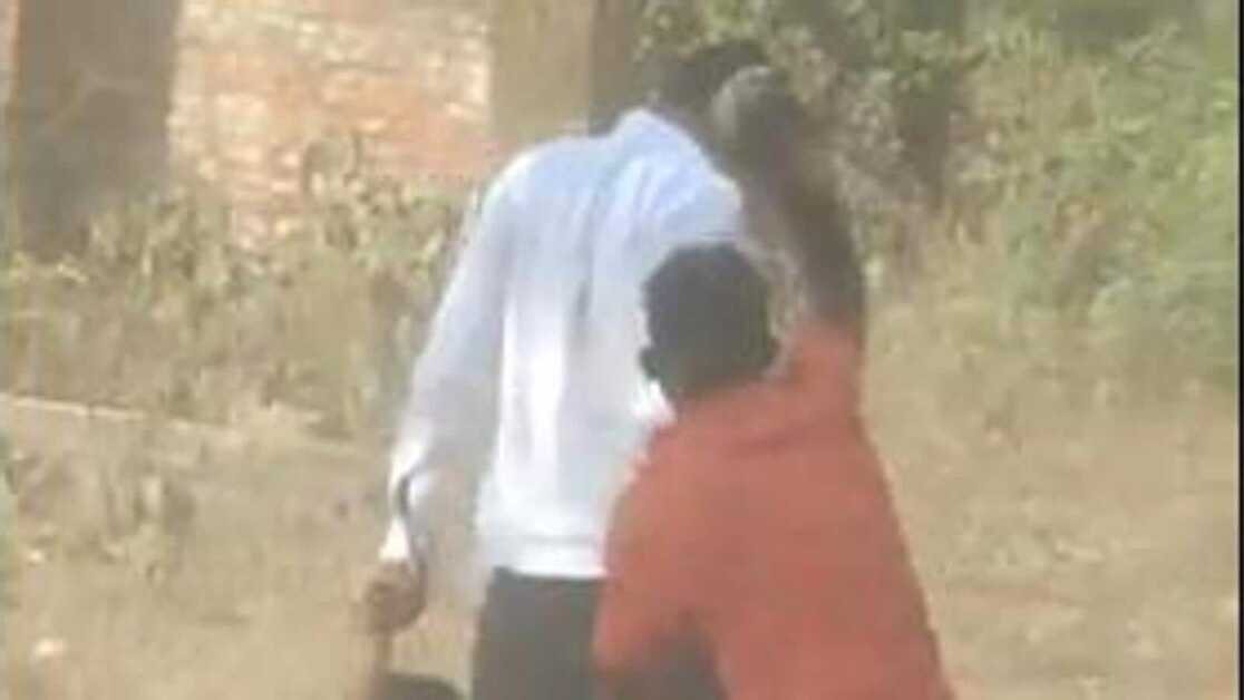 अधिकारियों पर हमला करने वाले रेत माफिया की गिरफ्तारी के बाद बिहार थाने का घेराव किया गया