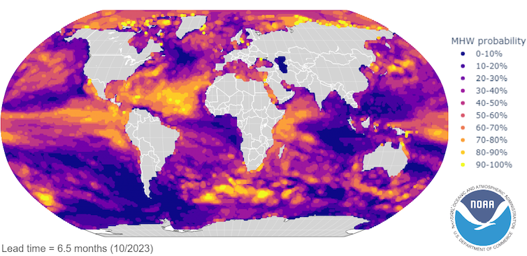 नक्शा दिखा रहा है कि अक्टूबर 2023 में समुद्री गर्मी की लहरों का पूर्वानुमान कहाँ है।