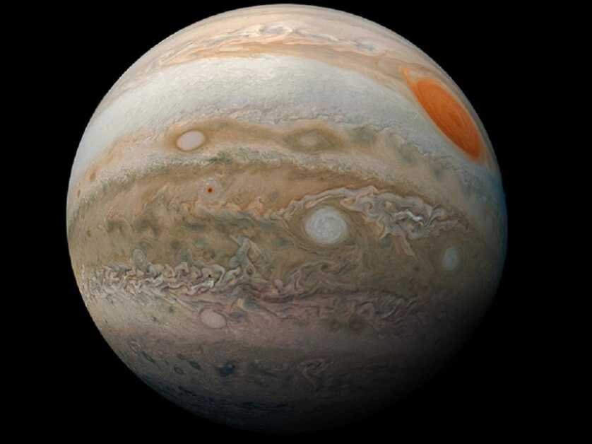 यूरोपीय अंतरिक्ष एजेंसी (ESA) ने 14 अप्रैल, 2023 को शाम 5.44 बजे IST, कौरौ, फ्रेंच गुयाना से जुपिटर आइसी मून्स एक्सप्लोरर (JUICE) को सफलतापूर्वक लॉन्च किया। जूस के 2031 में बृहस्पति तक पहुंचने की उम्मीद है। यह बृहस्पति के उपग्रह गैनीमेड के कई फ्लाईबीज़ बनाएगा। गैनीमेडे के चारों ओर परिक्रमा करने से पहले कैलिस्टो और यूरोपा।  मिशन उनके भूविज्ञान, संरचना और संभावित निवास स्थान के बारे में अधिक जानने के लिए यूरोपा, गेनीमेड और कैलिस्टो की जांच करेगा।  नासा के जूनो अंतरिक्ष यान द्वारा ग्रह के ग्रेट रेड स्पॉट और इसके दक्षिणी गोलार्ध में अशांति की यह आश्चर्यजनक छवि ली गई है।  स्रोत: नासा।