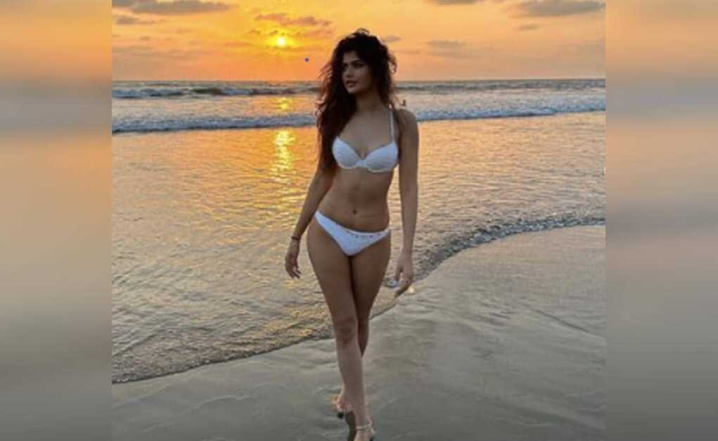 ICYMI: अंजिनी धवन ने बीच की इन तस्वीरों से इंटरनेट पर आग लगा दी