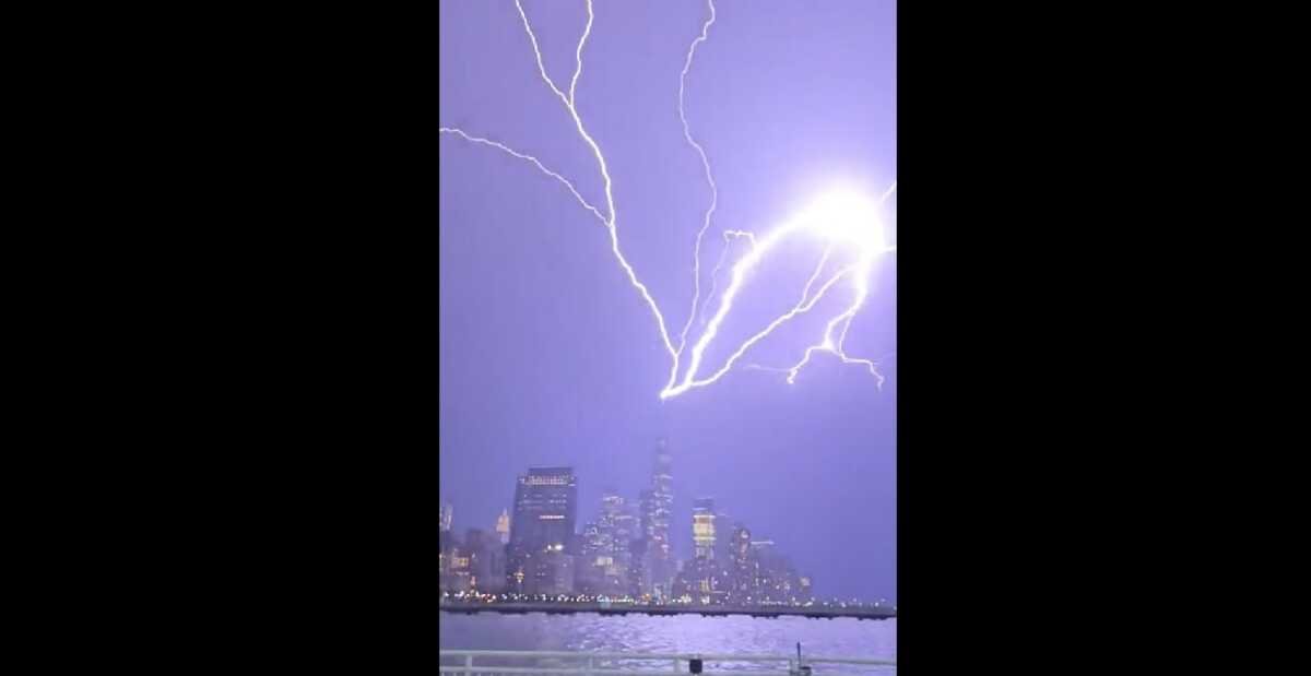 Video : न्‍यू यॉर्क के वन वर्ल्ड ट्रेड सेंटर पर चमकी जोरदार बिजली, लोग बोले- अविश्‍वसनीय, देखें वीडियो