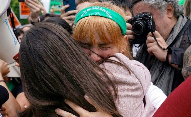 अमेरिकी सुप्रीम कोर्ट ने गर्भपात की गोलियों पर अस्थायी रूप से रोक लगा दी है