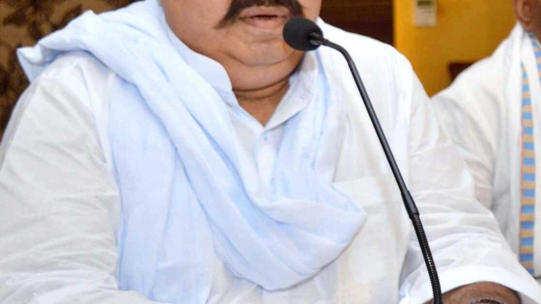 उत्तर प्रदेश पुलिस गैंगस्टर-राजनेता अतीक अहमद के साथ गुजरात की साबरमती जेल से प्रयागराज के लिए रवाना हुई