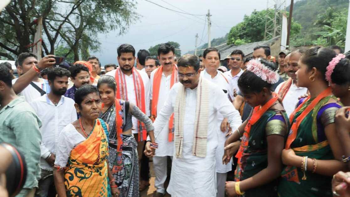 केंद्रीय मंत्री धर्मेंद्र प्रधान के ओडिशा के सीमावर्ती गांव के दौरे से राजनीतिक विवाद शुरू हो गया है