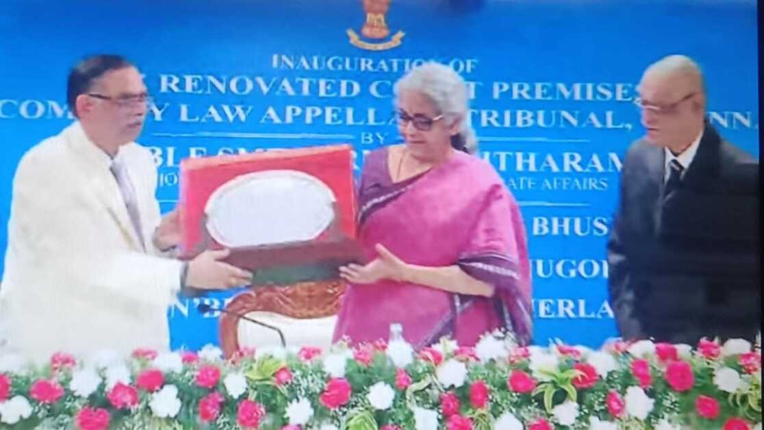 केंद्रीय वित्त मंत्री का कहना है कि कंपनी कानूनों को और मजबूत बनाने के लिए केंद्र को बार-बार संशोधन करने में कोई हिचकिचाहट नहीं है