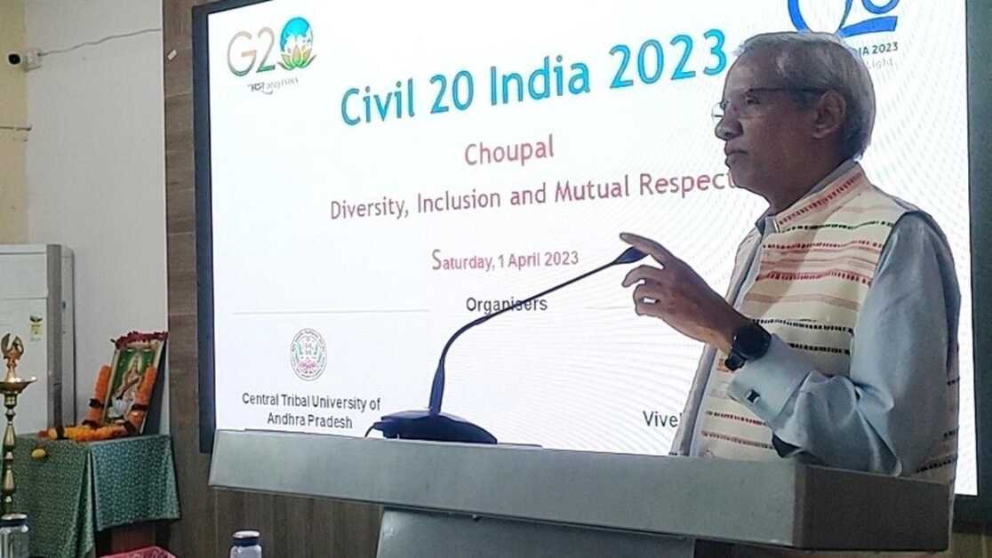 जनजातीय विश्वविद्यालय के वीसी का कहना है कि युवाओं के बीच सार्वभौमिक परिवार की अवधारणा को बढ़ावा देने की जरूरत है