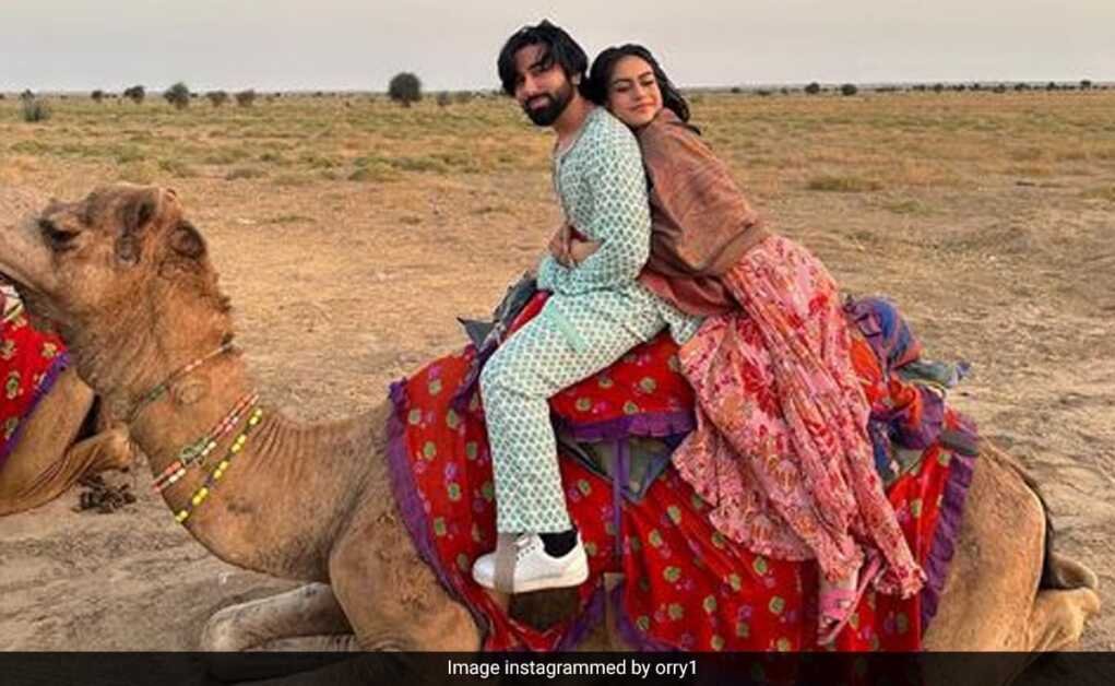 दोस्तों के साथ न्यासा देवगन और ओरहान अवात्रमणि की जैसलमेर डायरी से नई तस्वीरें