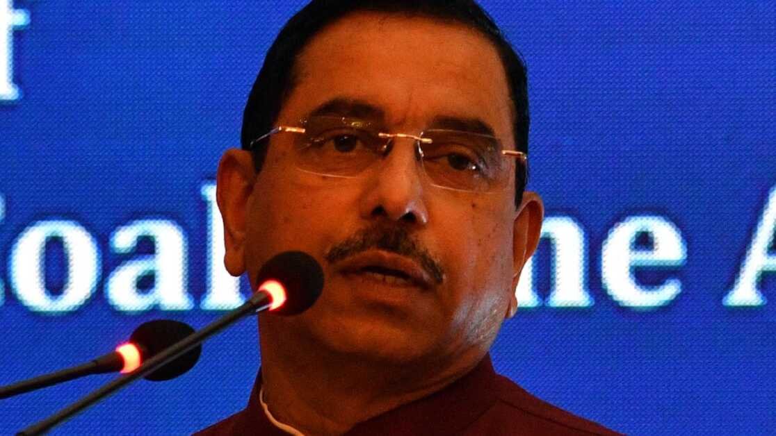 प्रह्लाद जोशी का कहना है कि सिद्धारमैया वरुणा को छोड़कर किसी भी सीट से जीतने को लेकर आश्वस्त नहीं हैं