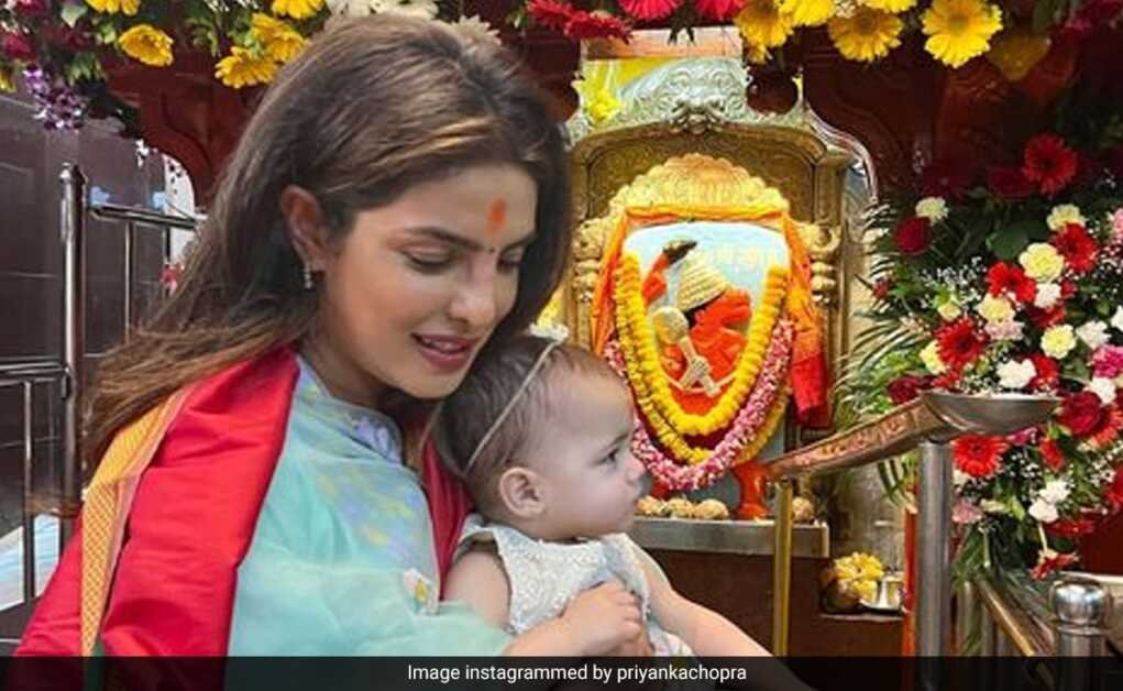 प्रियंका चोपड़ा और बेटी मालती मैरी सिद्धिविनायक मंदिर गईं।  घड़ी