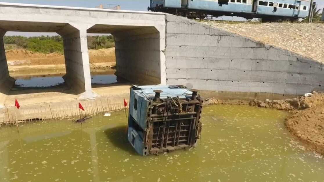 बचाव कार्यों में कर्मचारियों को प्रशिक्षित करने के लिए कोच डमी बॉडी के साथ डूब गया