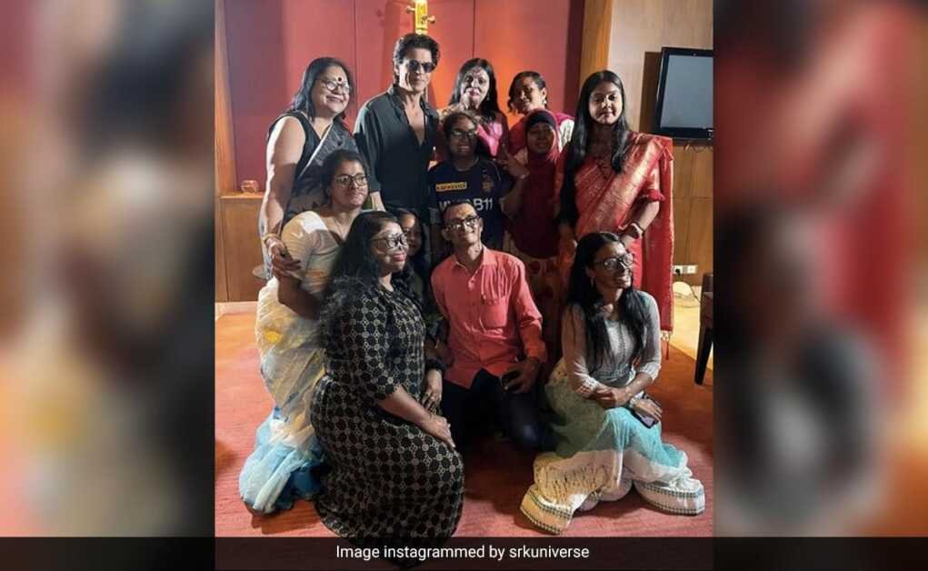 वायरल: कोलकाता में एसिड अटैक सर्वाइवर्स से मिले शाहरुख खान।  प्रशंसकों का कहना है, 'एक कारण के लिए दिल का राजा'