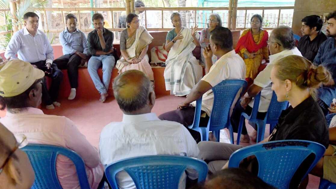 शहरी किसान मिलते हैं, बीज, विचारों का आदान-प्रदान करने का निर्णय लेते हैं