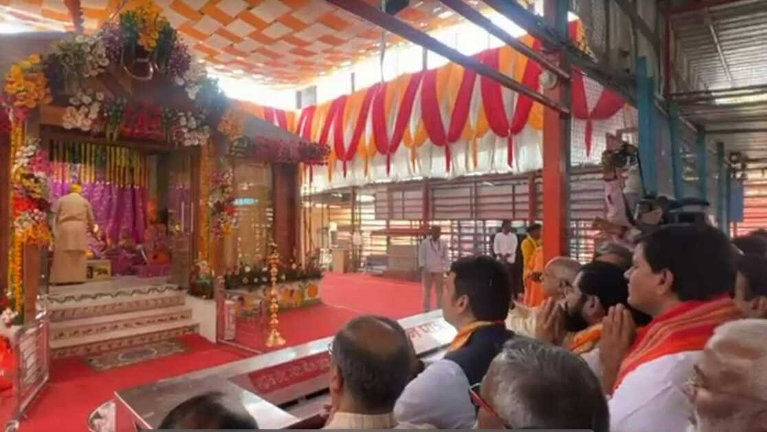 शिवसेना (यूबीटी) के सांसद संजय राउत ने शिंदे और फडणवीस के अयोध्या दौरे की आलोचना की