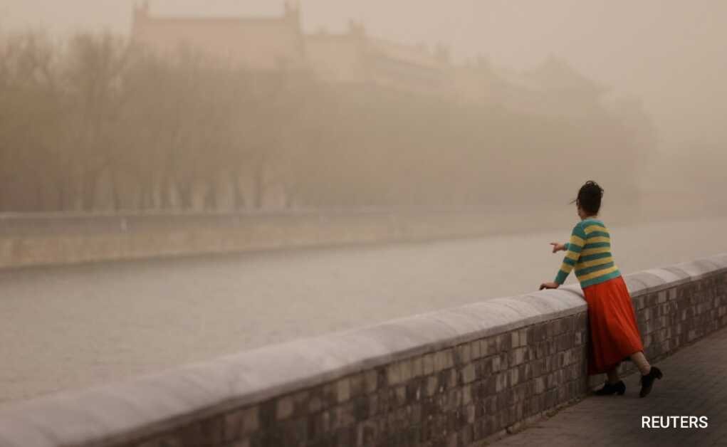 स्मॉग, ग्रे बादलों ने बीजिंग को घेर लिया क्योंकि सैंडस्टॉर्म चीन में लौट आया